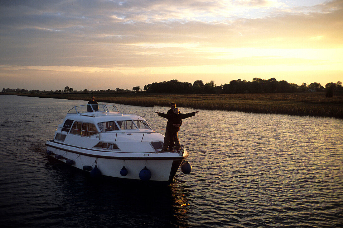 Ein Paar mimt die Titanic-Pose, River Shannon, County Roscommon, Irland