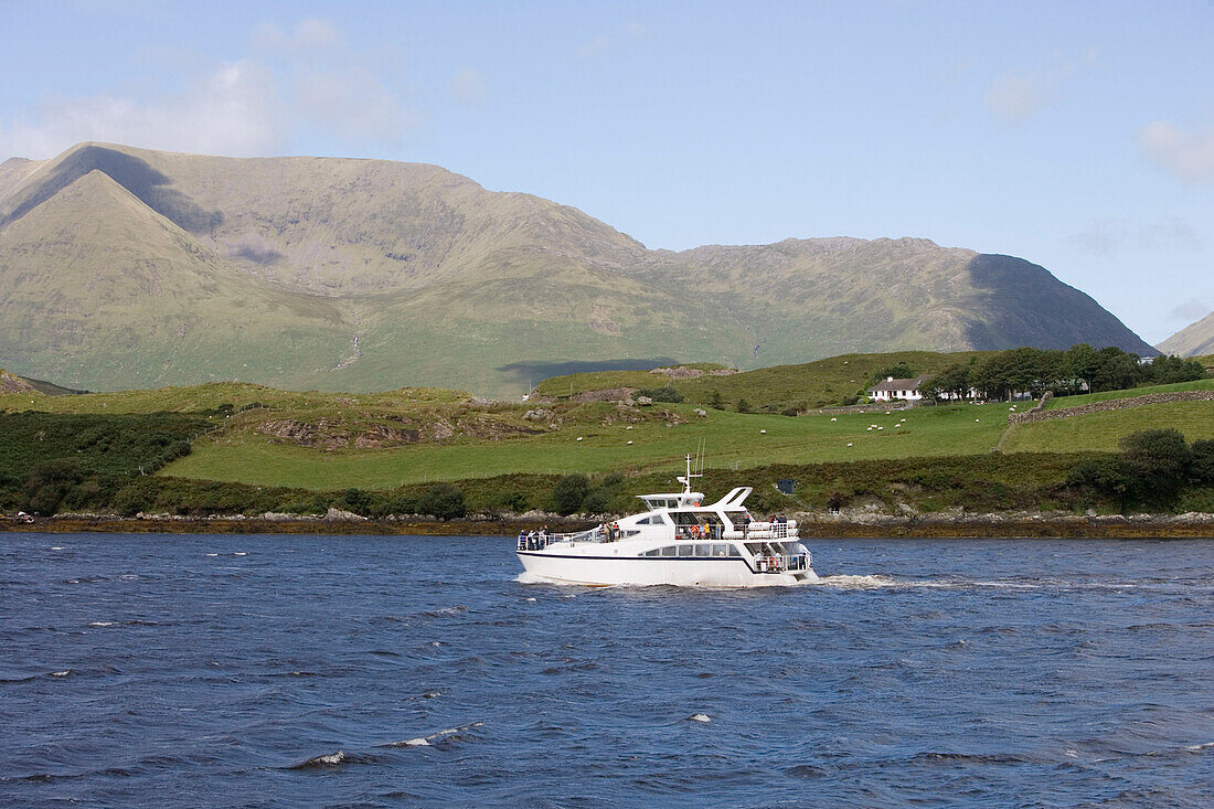 Connemara Lady Touristenboot, Killary Cruises, Killary Fjord, County Galway, Irland