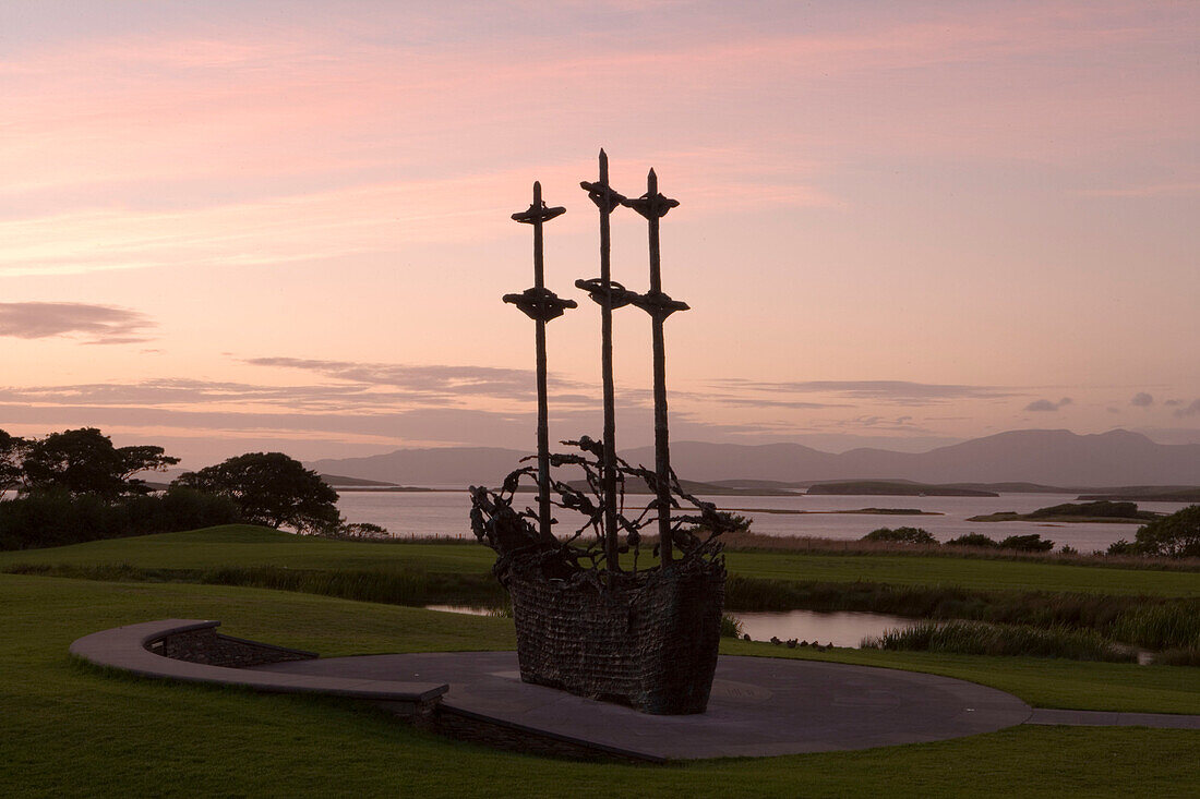 National Famine Memorial, Dämmerung über Clew Bay, Murrisk, County Mayo, Ireland