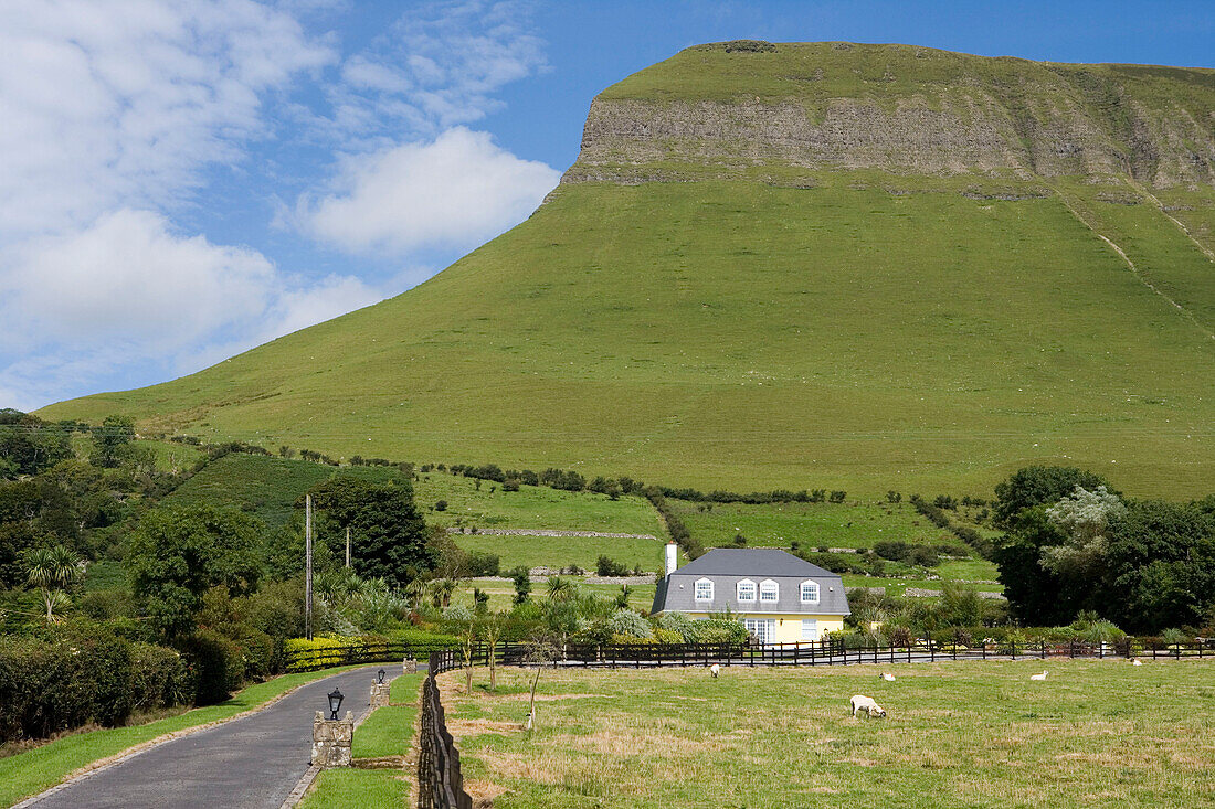 Haus vor dem Benbulben Mountain bei Grange, County Sligo, Irland