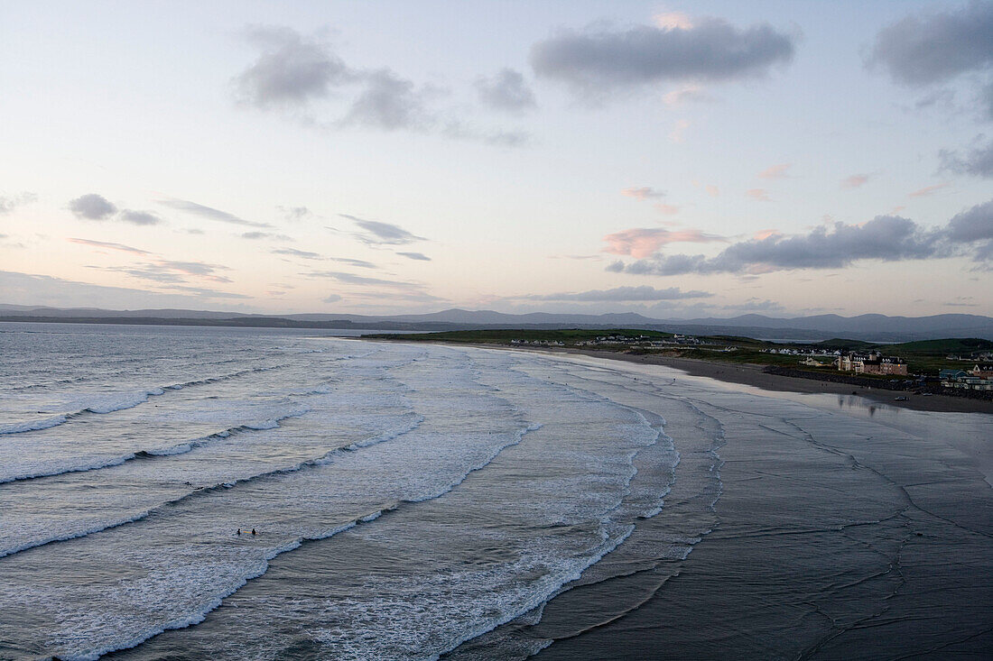 Rossnowlagh Beach bei Sonnenuntergang, gesehen vom Smuggler's Creek Inn, Rossnowlagh, County Donegal, Irland