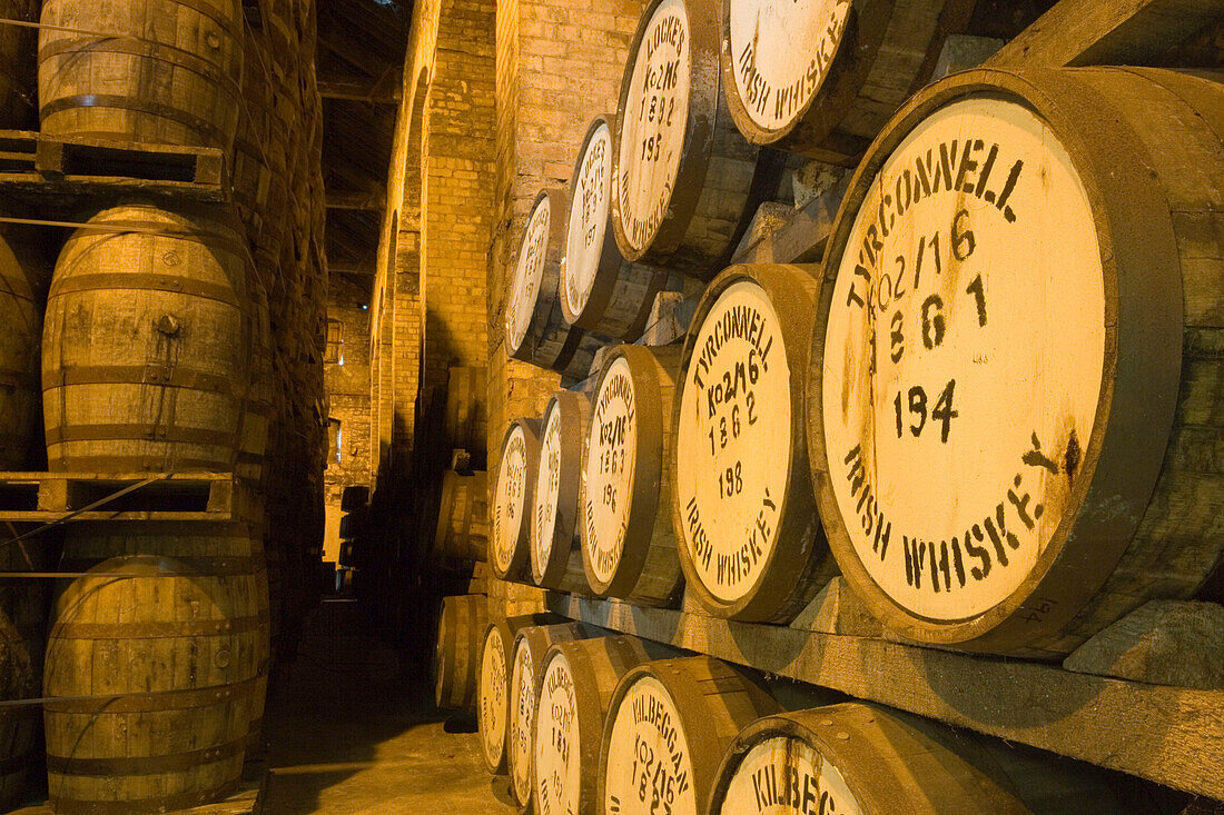 Fässer mit irischem Whiskey, Locke's Distillery Museum, Kilbeggan, County Westmeath, Ireland