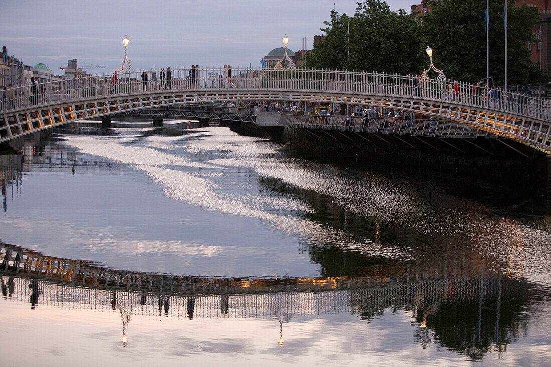 Ha'penny Brücke und Spiegelung, Liffey (Ha'penny) Bridge, River Liffey, Dublin, Ireland