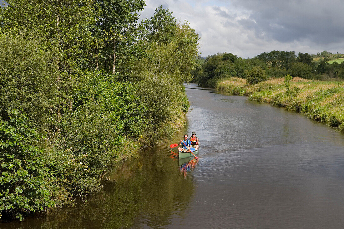 Kanu auf dem Shannon-Erne Waterway, Shannon-Erne Waterway, near Ballinamore, County Leitrim, Ireland