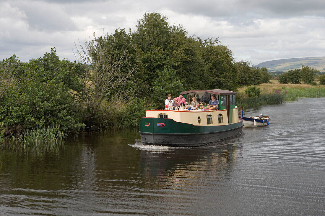 Irische Familie auf Hausboot, River Shannon, bei Leitrim, County Leitrim, Ireland