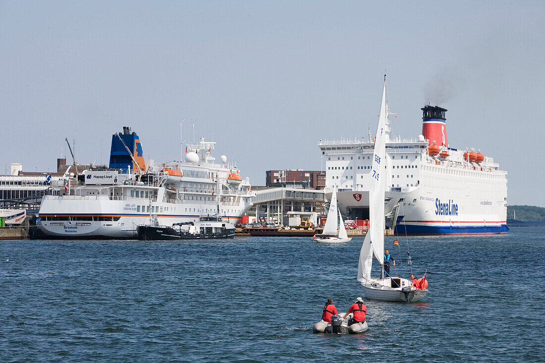 MS Bremen & Fähre Stena Scandinavica am Pier von Kiel, Schleswig-Holstein, Deutschland