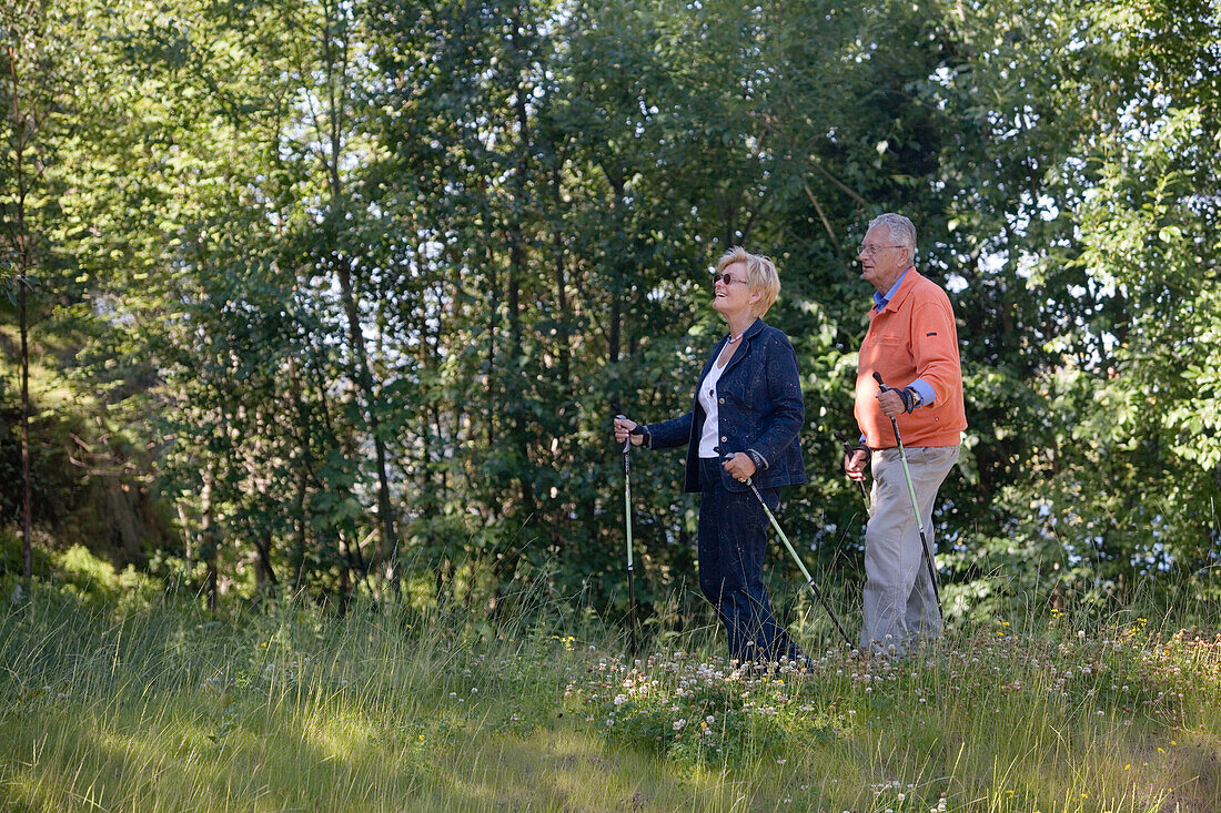 Nordic Walking im Wald, Kristiansand, Norwegen