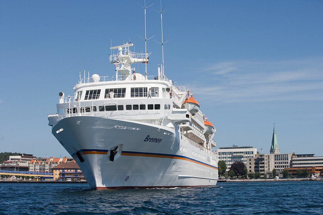 Kreuzfahrtsschiff MS Bremen legt von Kristiansand ab, Norwegen