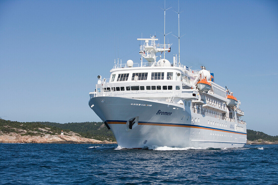 Kreuzfahrtsschiff MS Bremen legt von Kristiansand ab, Norwegen