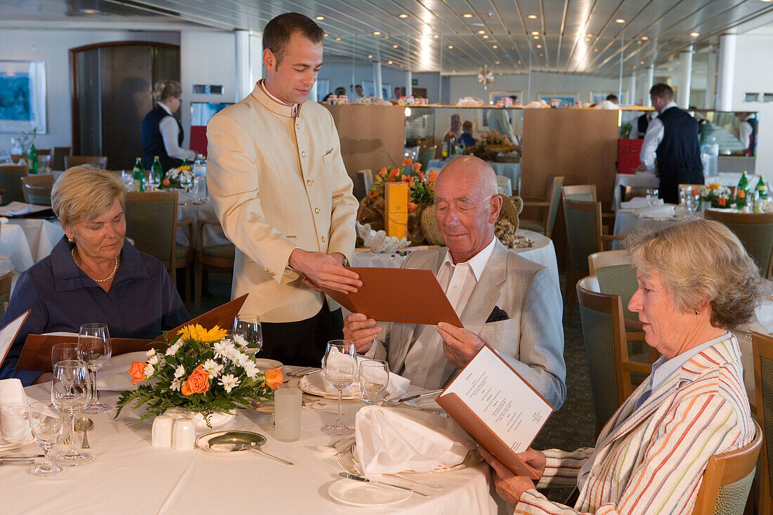 Beim Dinieren im Restaurant an Bord der MS Bremen, Kreuzfahrt