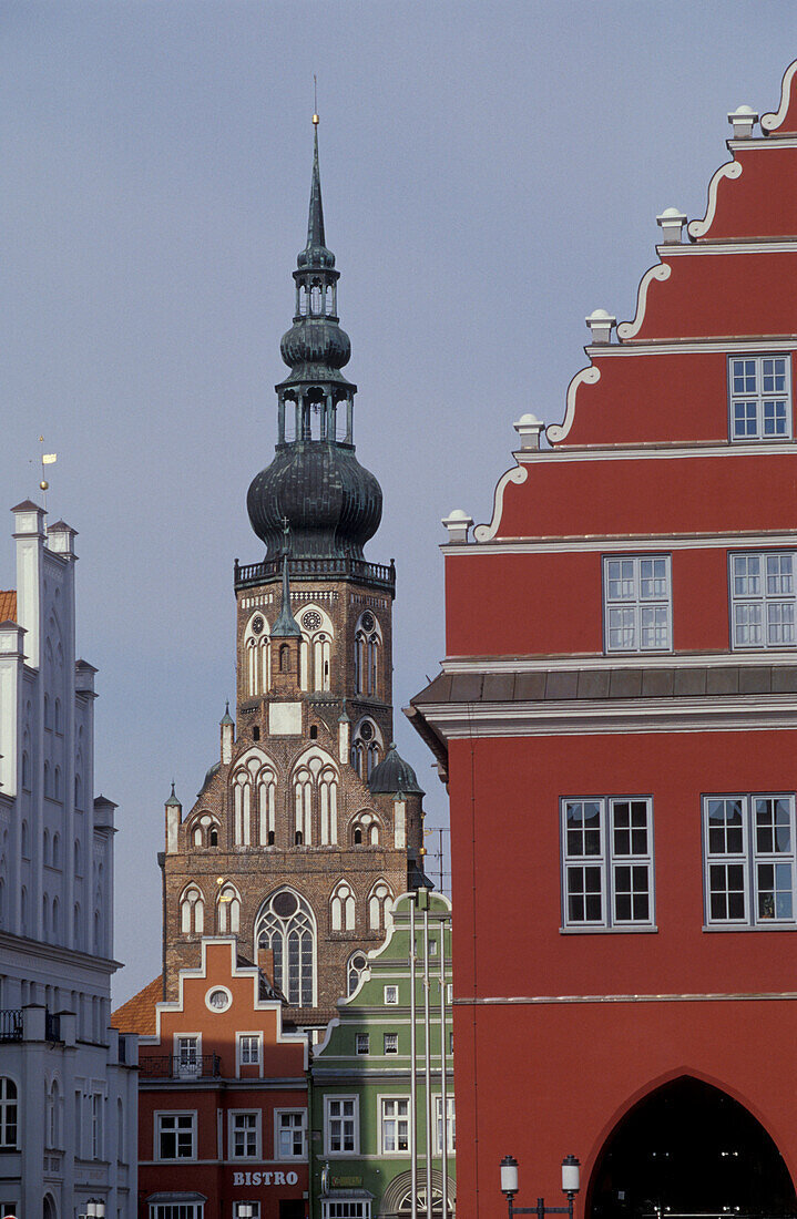 Rathaus und St. Nikolai Kirche, Greifswald, Mecklenburg-Vorpommern, Deutschland, Europa