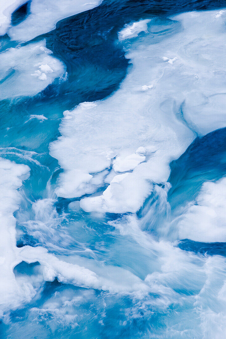 Fliessendes Wasser und Eis. Der Bow River friert zu. Banff, Rocky Mountains, Alberta, Kanada, Nord Amerika.