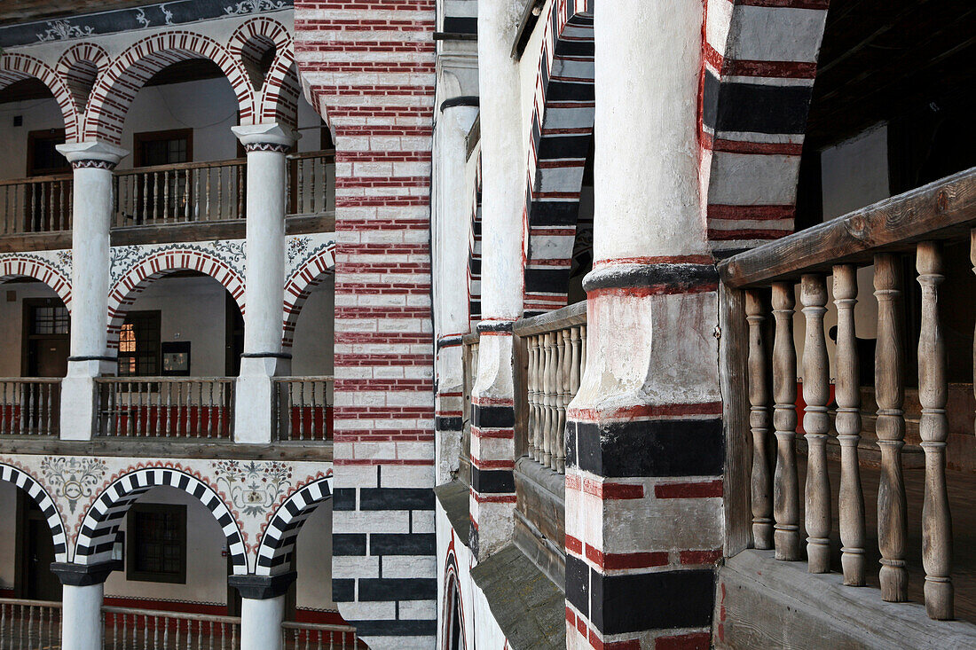 Stilstudie, Detail der kunstvoll verzierten Architektur im Kloster Rila, Rila Gebirge, Bulgarien