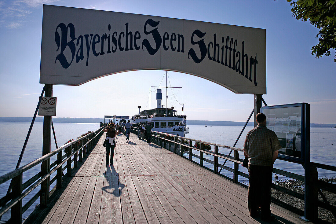 Dampfboot und Holzsteg bei Herrsching, Ammersee, Bayern, Deutschland