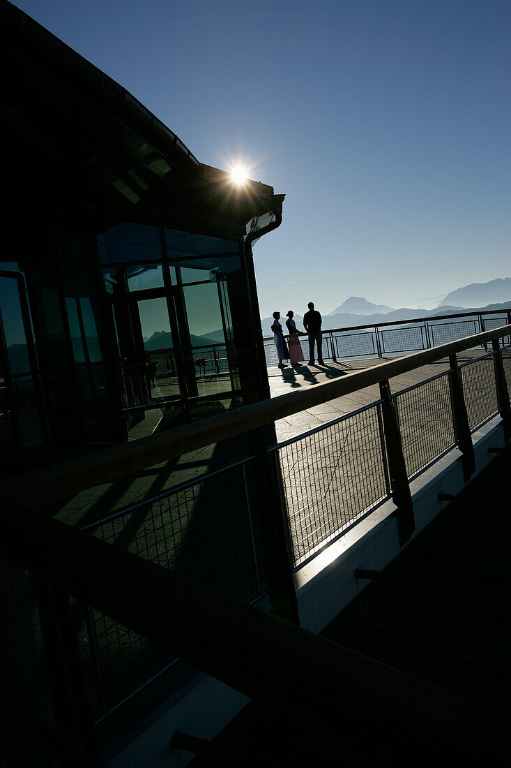 Drei Bedienungen im Morgenlicht auf der Terrasse von Brauneckhaus, Brauneck, Bayern, Deutschland