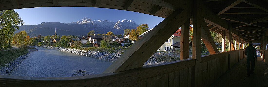 Panorama von der Loisach, Garmisch-Partenkirchen und Zugspitze von der Holzbrücke, Bayern, Deutschland