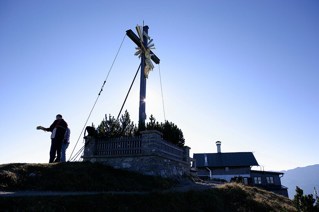 Wanderer am Wankgipfel, Wankhaus im Hintergrund, Wank, Bayern, Deutschland