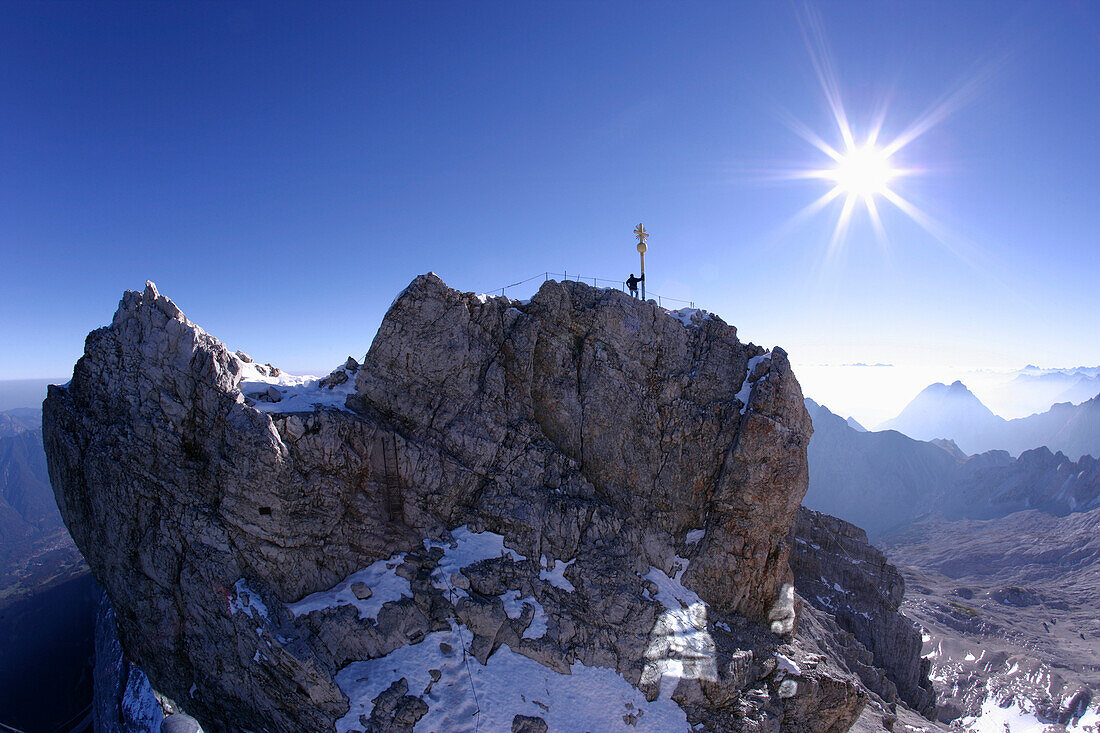 Mann am Zugspitzgipfel, Zugspitze, Bayern, Deutschland