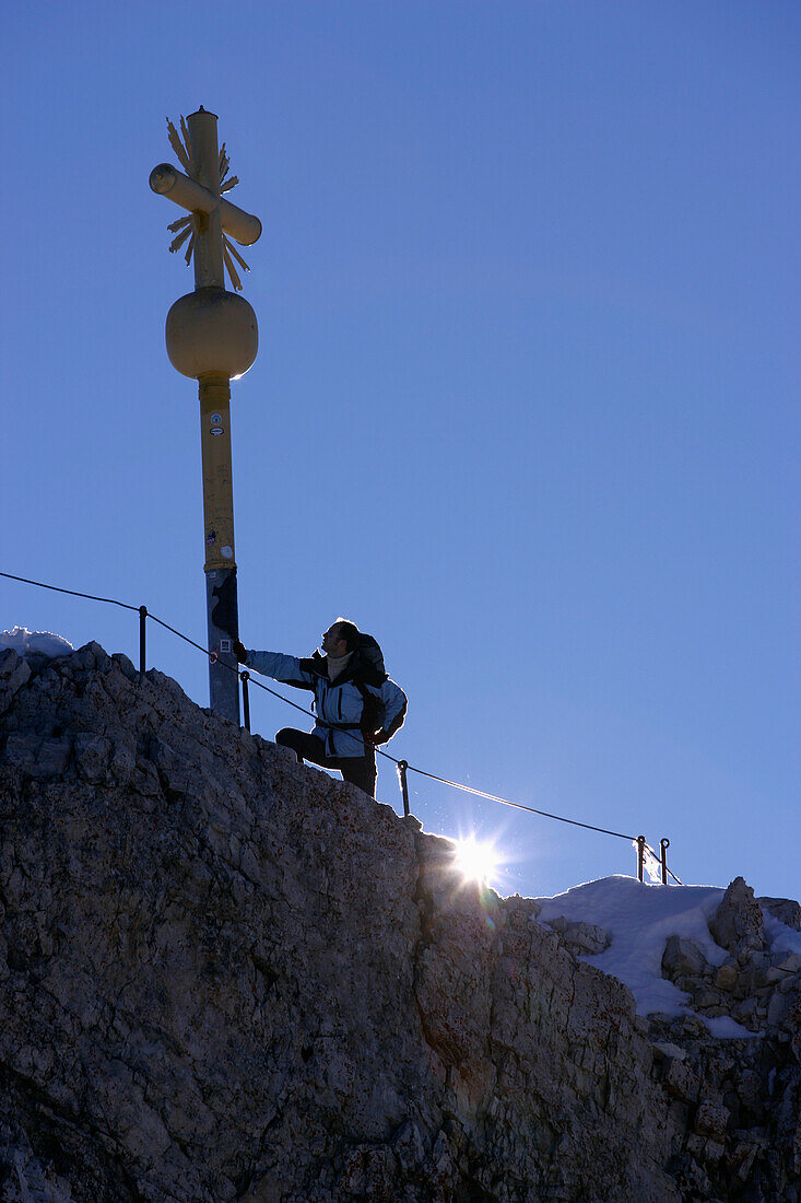 Mann am Zugspitzgipfel, Zugspitze, Bayern, Deutschland