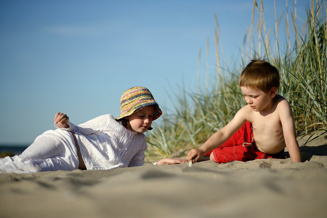 Mädchen und Junge spielen am Ostseestrand, Travemünder Bucht, Schleswig-Holstein, Deutschland