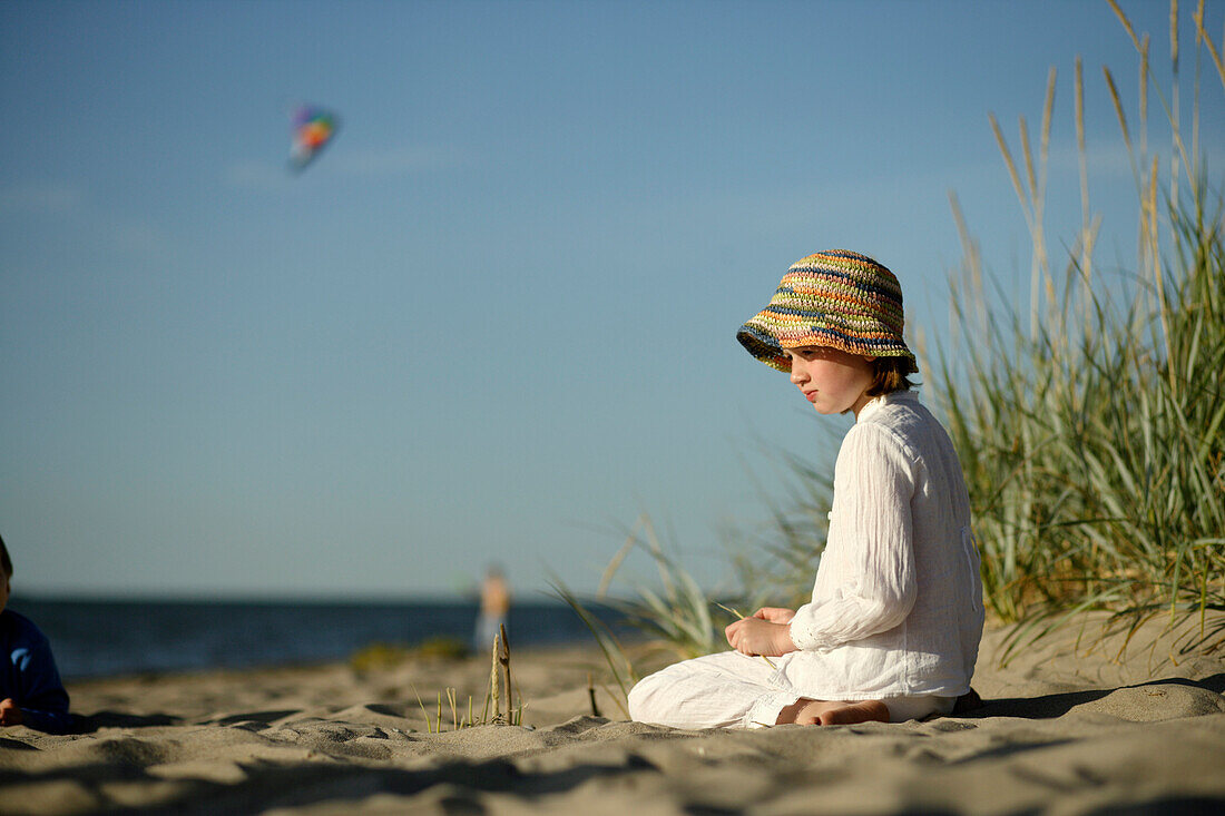 Mädchen spielt am Strand, Ostsee, Travemünder Bucht, Schleswig-Holstein, Deutschland