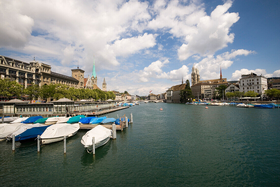 Blick über der Limmat Richtung Münster Brücke, Wasserkirche, Helmhaus und Grossmünster, Zürich, Kanton Zürich, Schweiz