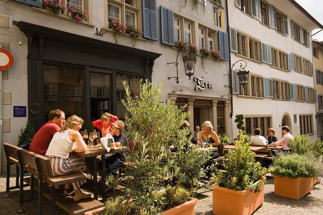 Guests sitting in the outdoor area of the restaurant Turm in an old guildhouse Zum Blauen Himmel (to the blue sky), Obere Zäune, Napfplatz, Zurich, Canton Zurich, Switzerland