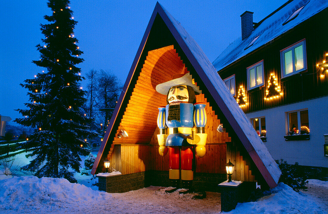 Nußknackerhaus, Weihnachtsmarkt Seiffen, Erzgebirge, Sachsen, Deutschland, Europa