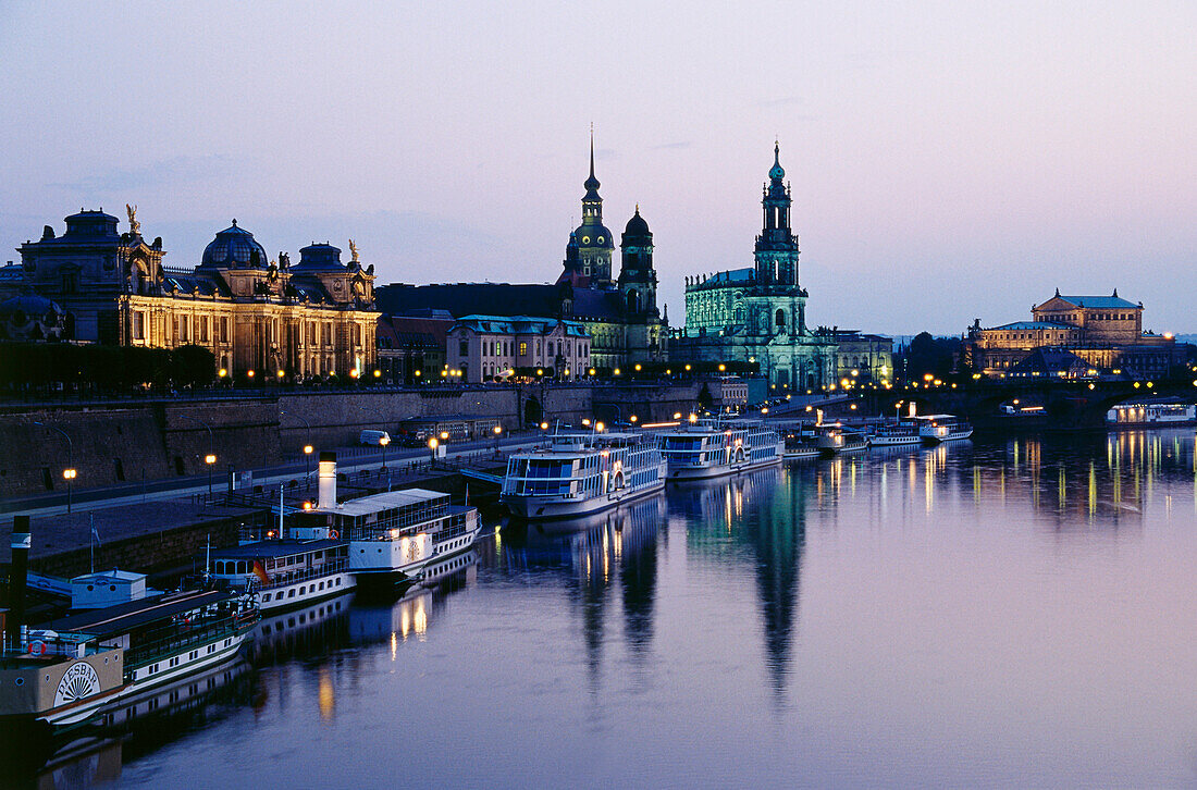 Blick entlang der Elbe bei Nacht, Dresden, Sachsen, Deutschland