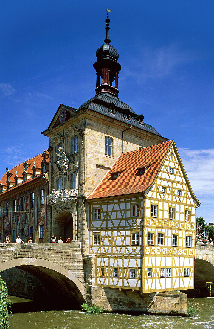 Altes Rathaus über den Fluss Regnitz, Bamberg, Fränkische Schweiz, Franken, Bayern, Deutschland