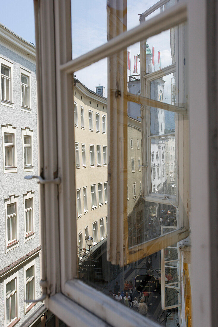Mozarts Geburtshaus mit Blick auf die Getreidegasse durch ein offenes Fenster, Salzburg, Österreich