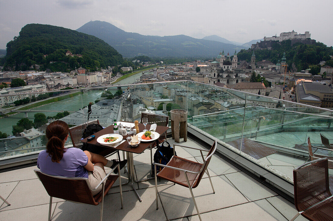 Blick über Salzburger Altstadt mit Festung Hohensalzburg von Museum der Moderne, Salzburg, Salzburger Land, Österreich