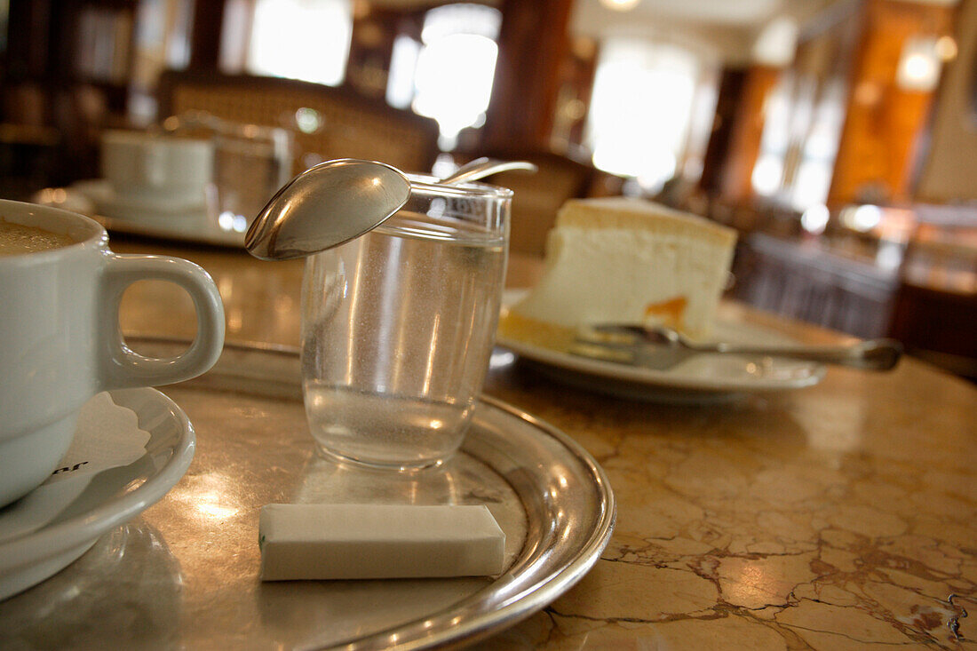 Ein Glas Wasser, ein Päckchen Zucker und ein Kaffee in Café Tomaselli, Salzburg, Salzburger Land, Österreich
