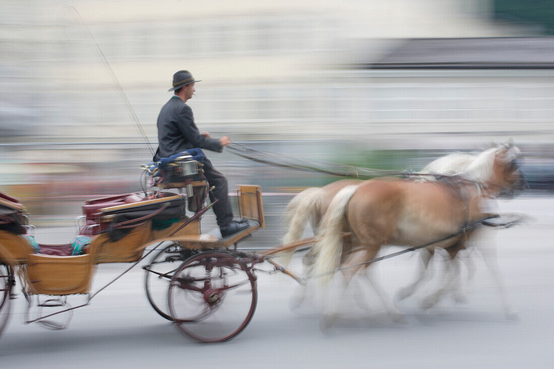 Ein Pferdekutsche in Salzburg, Salzburger Land, Österreich