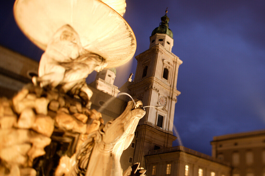 Nahaufnahme von Residenzbrunnen auf dem Residenzplatz, der Dom im Hintergrund, Salzburg, Salzburger Land, Österreich