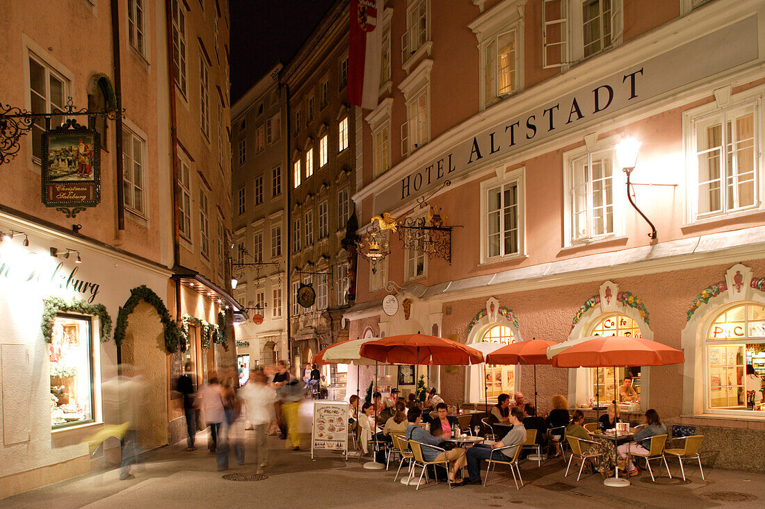Judengasse bei Nacht und Hotel Altstadt, Salzburg, Salzburger Land, Österreich