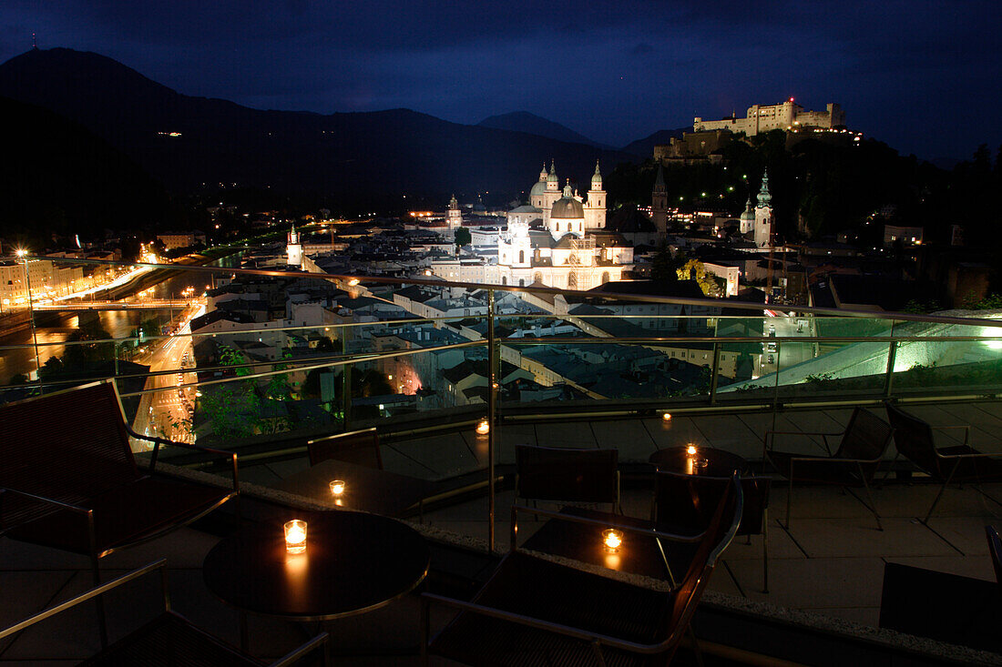 Nächtlicher Blick über Salzburgs Altstadt vom Museum der Moderne, mit Festung Hohensalzburg im Hintergrund, Salzburg, Salzburger Land, Österreich