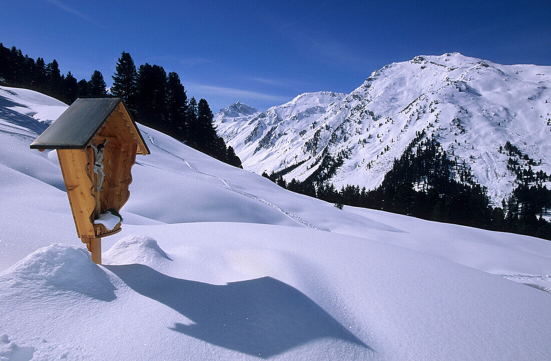 Verschneites Wegkreuz am Gilfert, Tuxer Voralpen, Tirol, Österreich