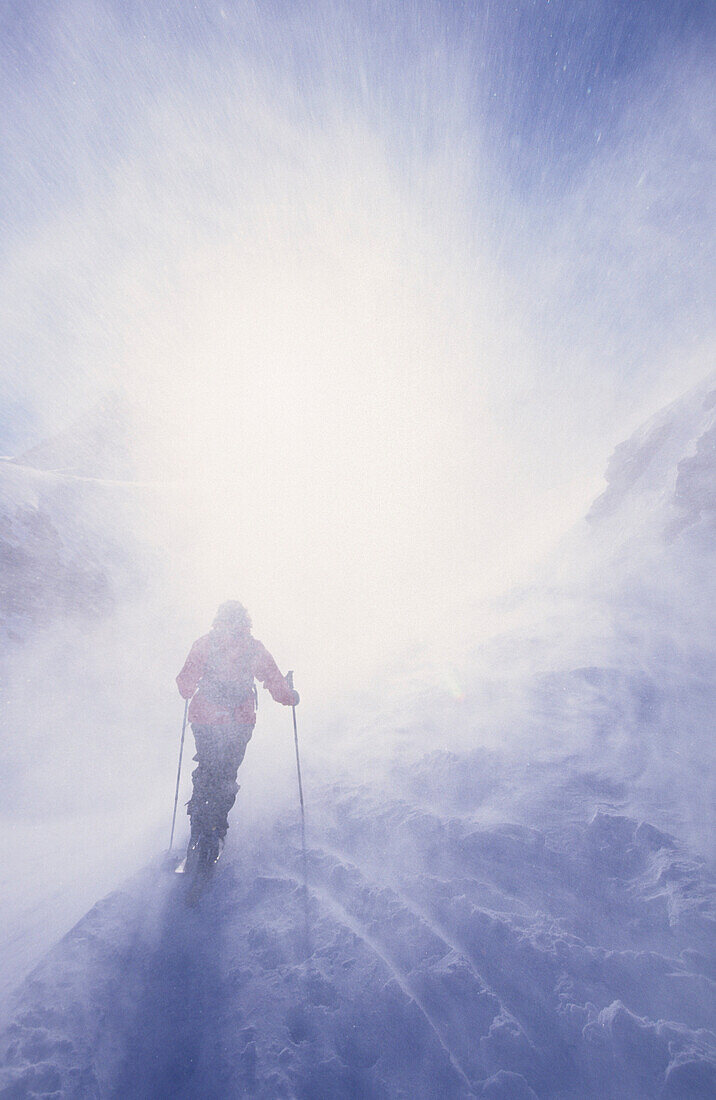 Skitourengeher unterwegs im Schneesturm am Posets, Pyrenäen, Spanien