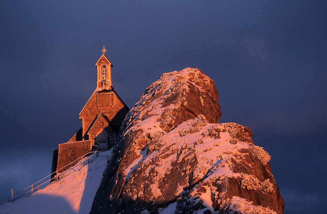Kapelle am Wendelstein mit Schnee und Raureif im Alpenglühen, Wendelstein, Bayerische Voralpen, Oberbayern, Bayern, Deutschland