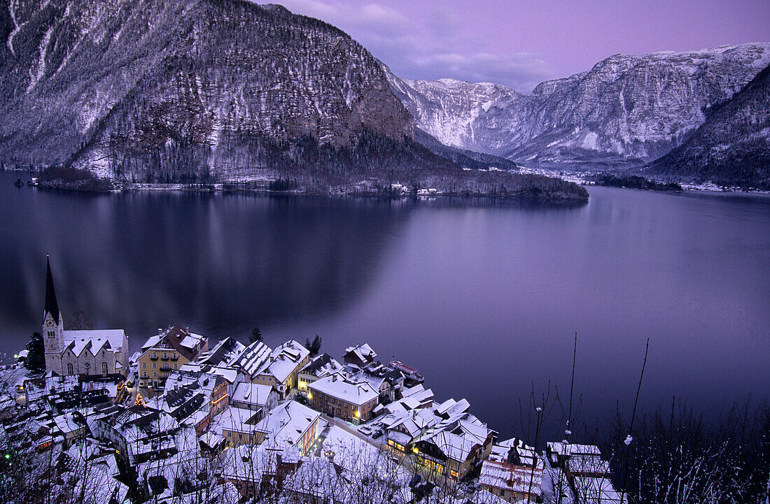 Hallstatt mit Hallstätter See in der Abenddämmerung im Winter von oben, Salzkammergut, Oberösterreich, Österreich