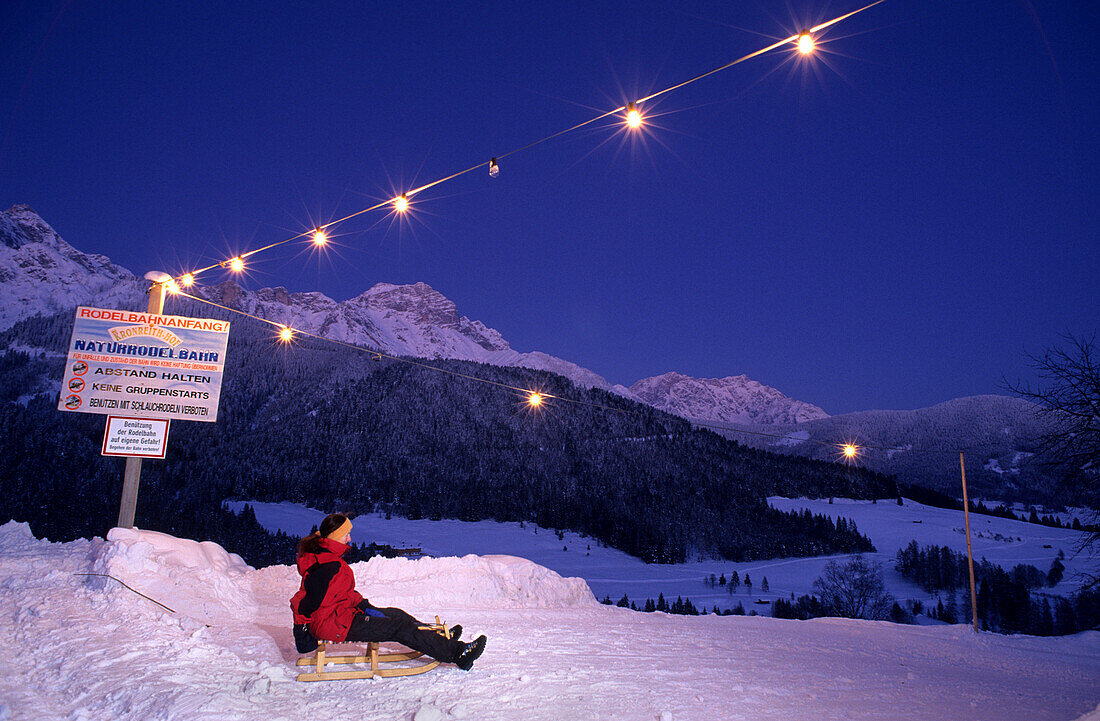 Rodler am Start der beleuchteten Rodelbahn von Kronreith, Maria Alm, Salzburg, Österreich