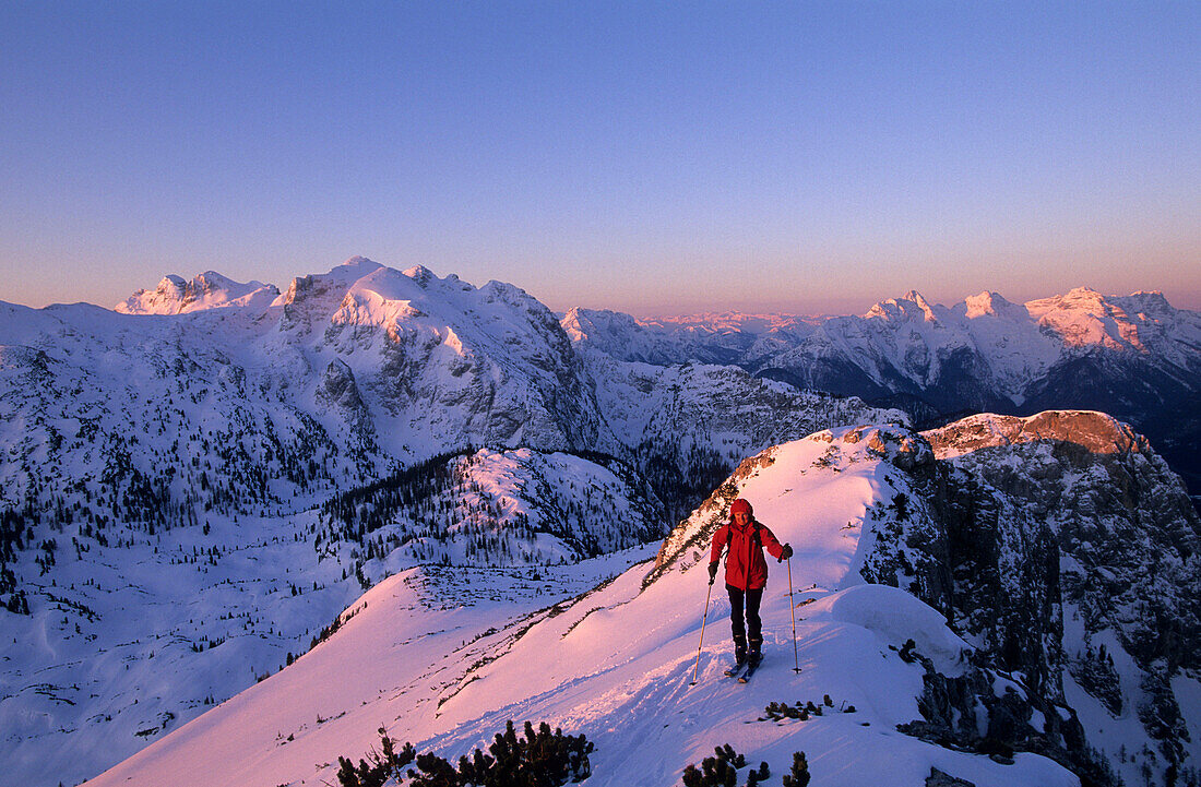 Backcountry skier at ridge of Großer Weitschartenkopf with view to range of Reiteralm and Loferer Steinberge, Reiteralm range, Berchtesgaden, Upper Bavaria, Bavaria, Germany