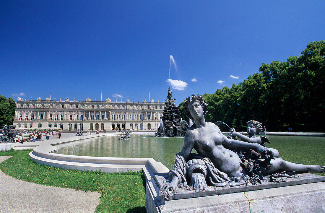 Schloss Herrenchiemsee mit Außenanlagen und Springbrunnen, Chiemsee, Chiemgau, Oberbayern, Bayern, Deutschland