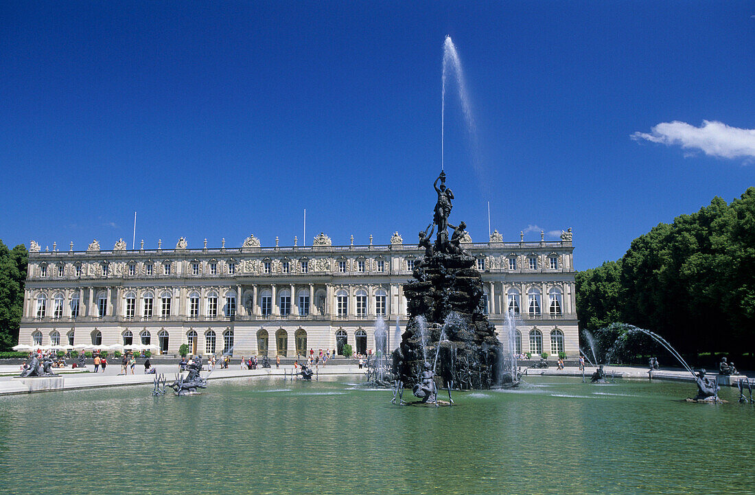 Schloss Herrenchiemsee mit Außenanlagen und Springbrunnen, Chiemsee, Chiemgau, Oberbayern, Bayern, Deutschland