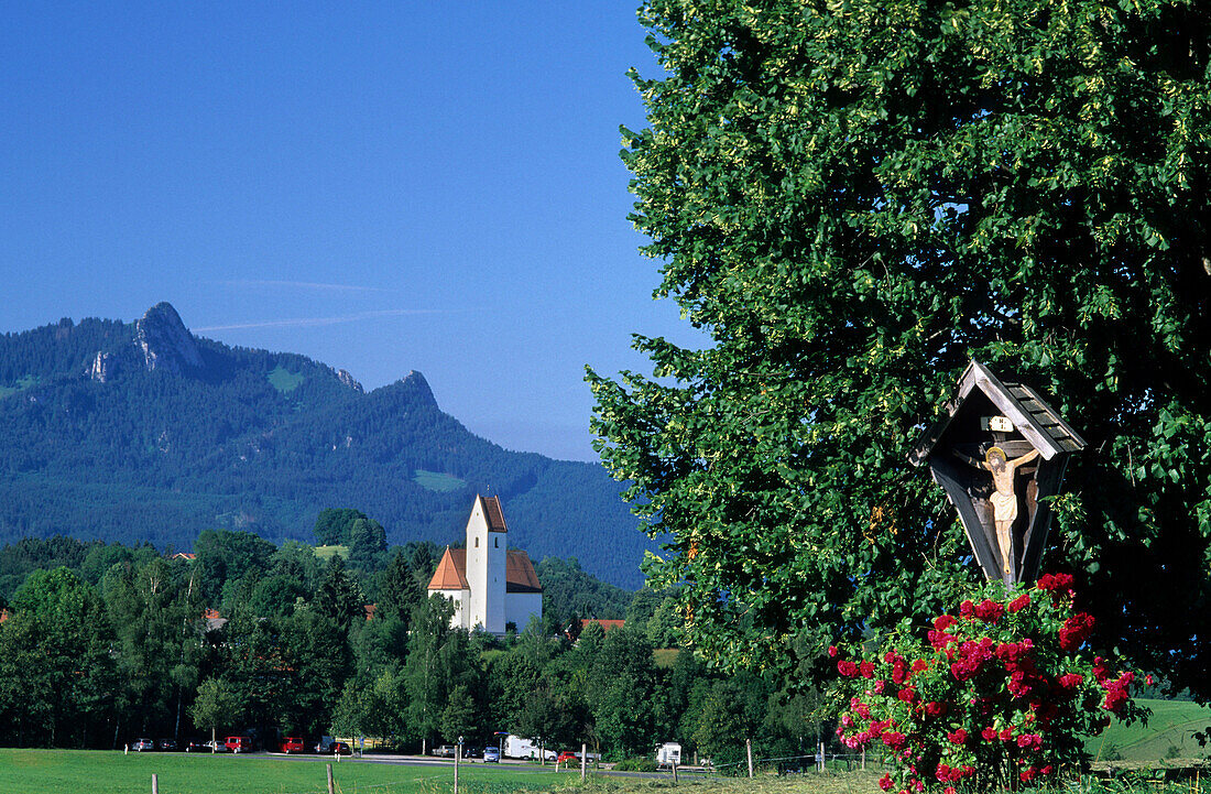 Wegkreuz und Kirche von Grainbach mit Blick auf Heuberg, Chiemgau, Oberbayern, Bayern, Deutschland
