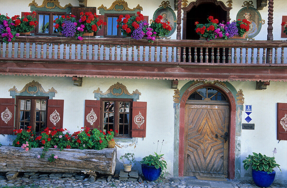 Historisches Bauernhaus mit Lüftlmalerei und Blumenschmuck, Samerberg, Chiemgau, Bayern, Deutschland