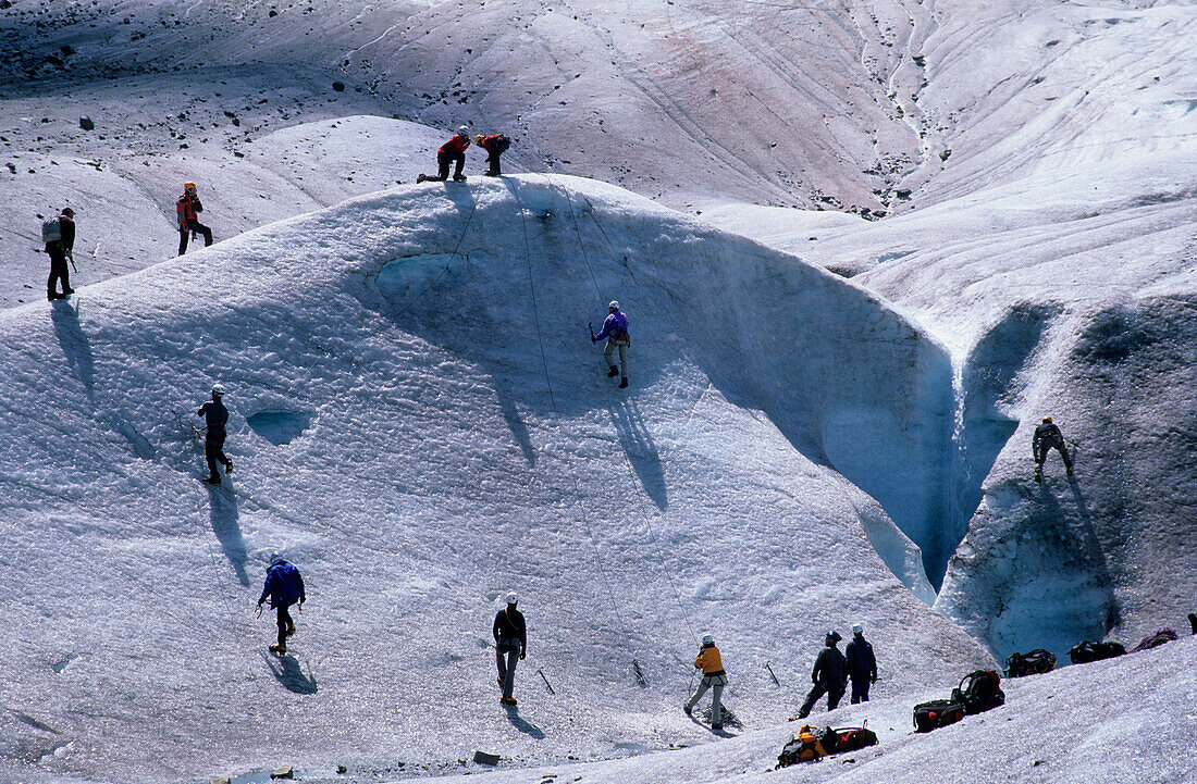 Bergsteiger beim Steigeisentraining, Morteratschgletscher, Bernina, Oberengadin, Graubünden, Schweiz