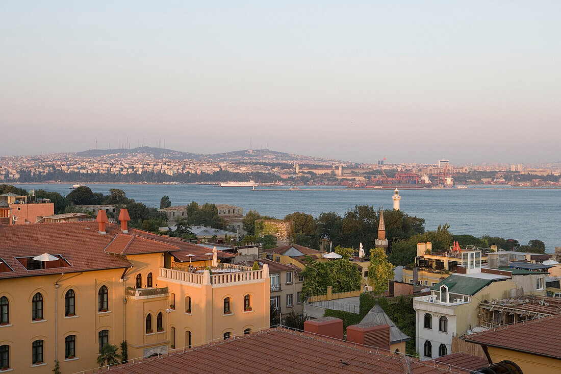 Häuser, Dächer und der Bosporus, Istanbul, Türkei