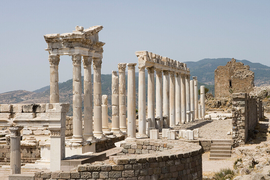 Säule des Trajan Tempels, Akropolis, Antike Pergamon, Bergama, Türkei